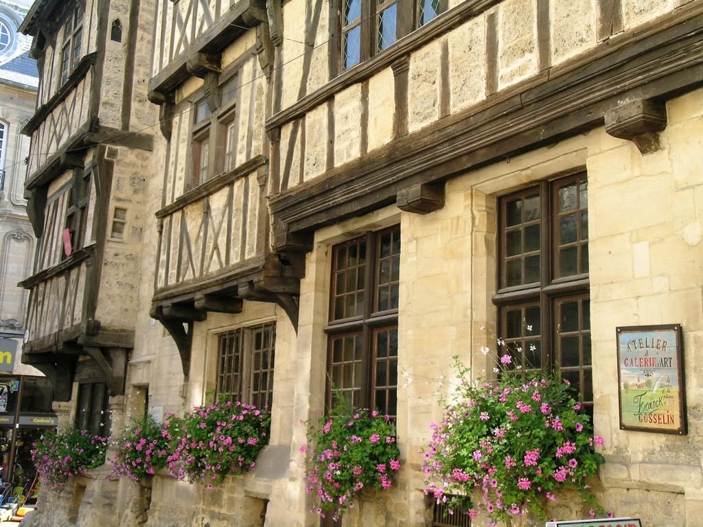 Logis Les Remparts Bed and Breakfast Bayeux Exteriör bild